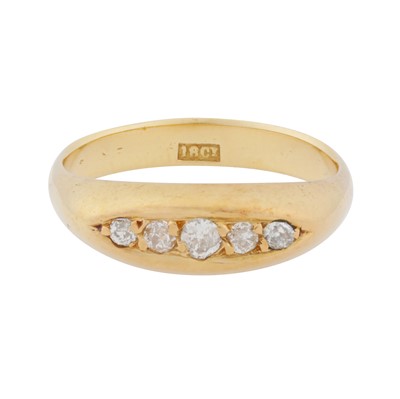 Lot 190 - A diamond five stone ring