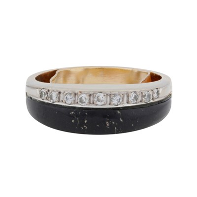 Lot 412 - A black onyx and diamond ring
