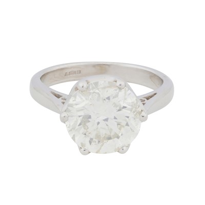 Lot 386 - A diamond single stone ring