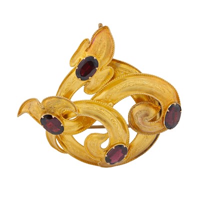 Lot 148 - A garnet brooch