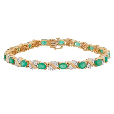 Lot 107 - An emerald and diamond bracelet