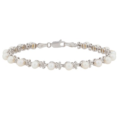 Lot 389 - A pearl and diamond line bracelet