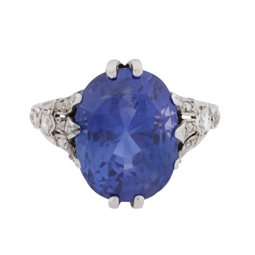 Lot 52 - A colour-change sapphire and diamond ring, circa 1925