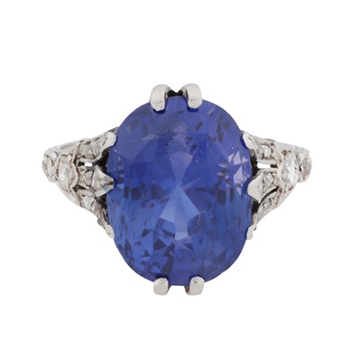 Lot 52 - A colour-change sapphire and diamond ring, circa 1925