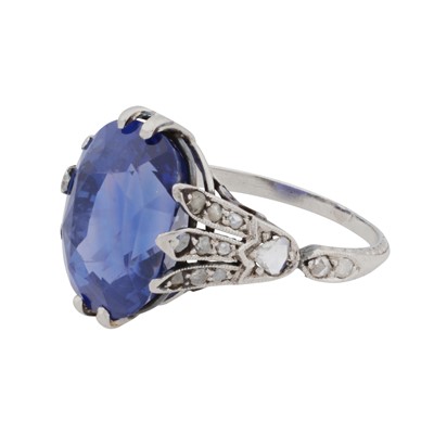 Lot 52 - A colour-change sapphire and diamond ring, circa 1925