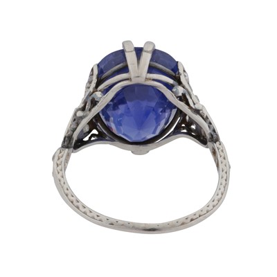 Lot 52 - A colour-change sapphire and diamond ring, circa 1925