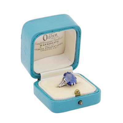 Lot 52 - A colour-change sapphire and diamond ring, circa 1925