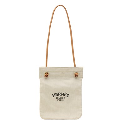 Lot 125 - Hermès Craie Aline Grooming Bag
