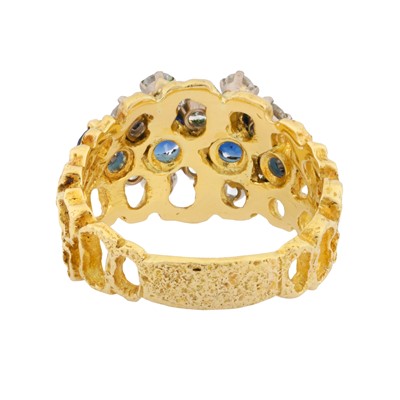 Lot 29 - A sapphire and diamond ring, circa 1975