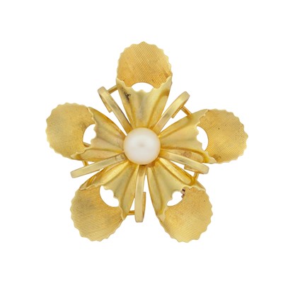 Lot 187 - A pearl flower brooch