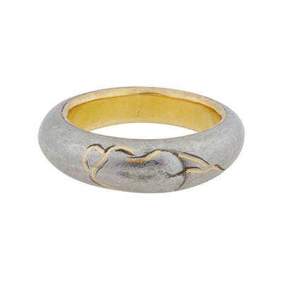 Lot 318 - A bi-colour band ring