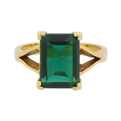 Lot 100 - A prasiolite single stone ring