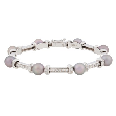 Lot 90 - David Morris Ι A black pearl and diamond line bracelet