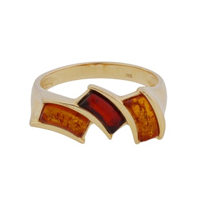 Lot 209 - An amber dress ring