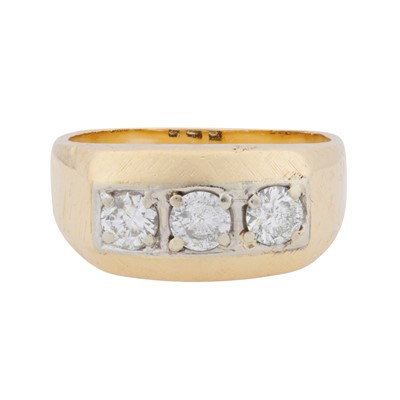 Lot 175 - A diamond three stone ring