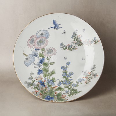 Lot 25 - A large Japanese 'chrysanthemum' charger, Meiji period, 19th/20th century
