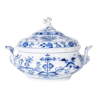 Lot 285 - A large Meissen onion pattern soup tureen