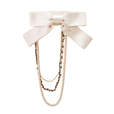 Lot 128 - Chanel Ivory Pearl Chain Bow Waist Belt - Size 80