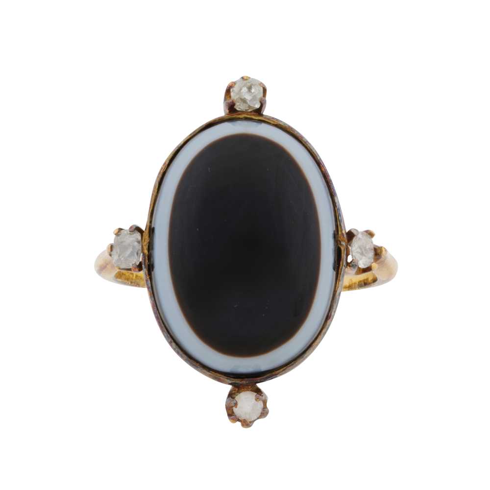 Lot 11 - A banded agate and diamond ring