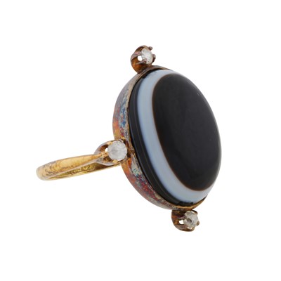 Lot 11 - A banded agate and diamond ring