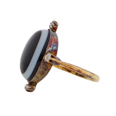 Lot 11 - A banded agate and diamond ring