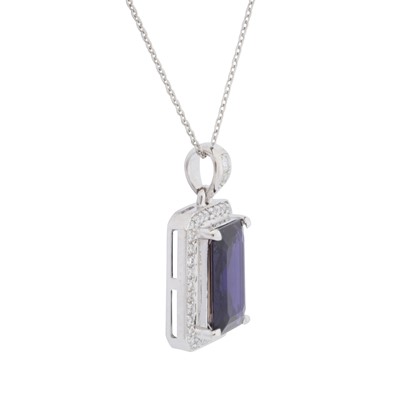 Lot 56 - An iolite pendant necklace