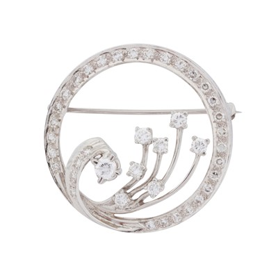 Lot 369 - A diamond circular brooch