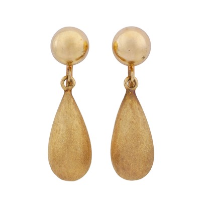 Lot 266 - A pair of brushed pendent earrings