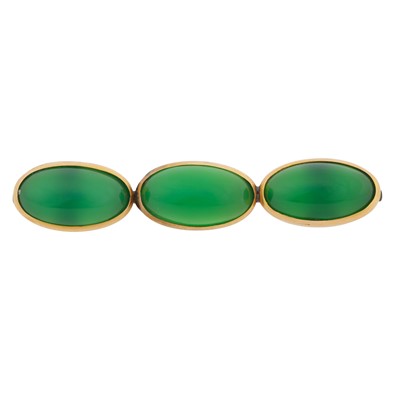 Lot 173 - A green chalcedony brooch