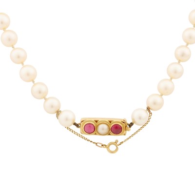 Lot 171 - A single strand pearl necklace