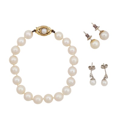 Lot 413 - A pearl bracelet and two pairs of earrings