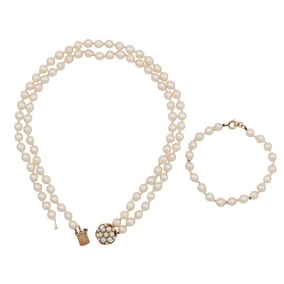 Lot 423 - A pearl necklace and bracelet