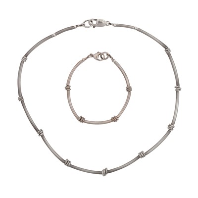 Lot 387 - Possibly by Linda Beveridge | A necklace and bracelet suite
