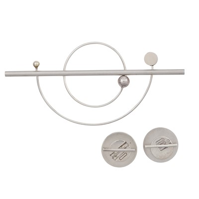 Lot 382 - Possibly by Heidi Yeo | A silver brooch and stud earrings