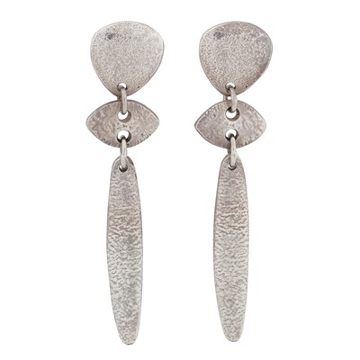 Lot 381 - Kuka Me | A pair of pendent earrings