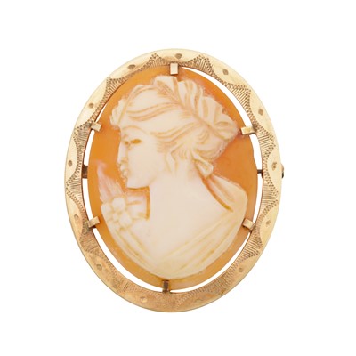 Lot 209 - A shell cameo brooch