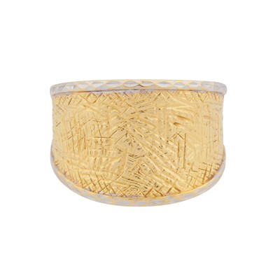 Lot 250 - A textured band ring