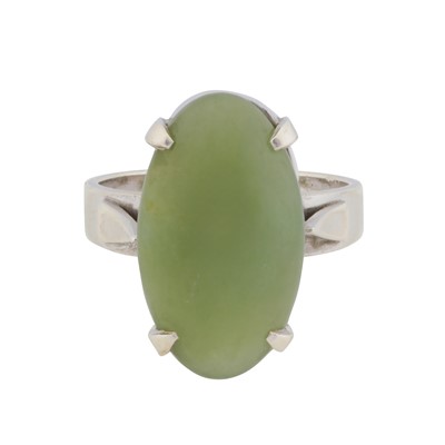 Lot 119 - A nephrite single stone ring