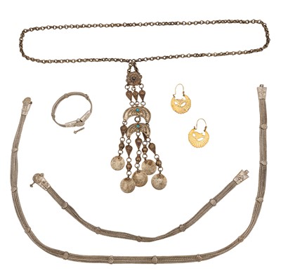 Lot 420 - A collection of silver jewellery