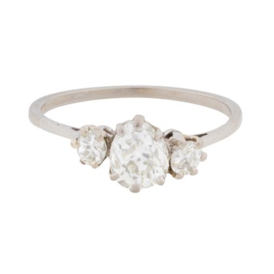 Lot 360 - A three-stone diamond ring