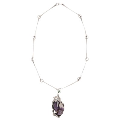 Lot 142 - An amethyst and silver necklace