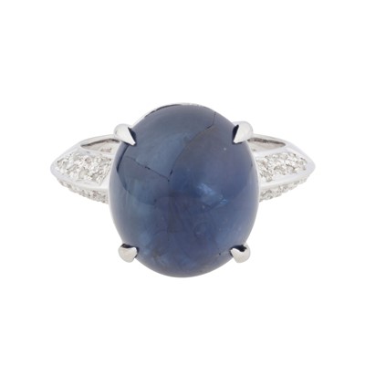Lot 57 - A sapphire and diamond ring
