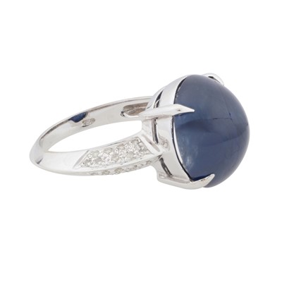 Lot 57 - A sapphire and diamond ring
