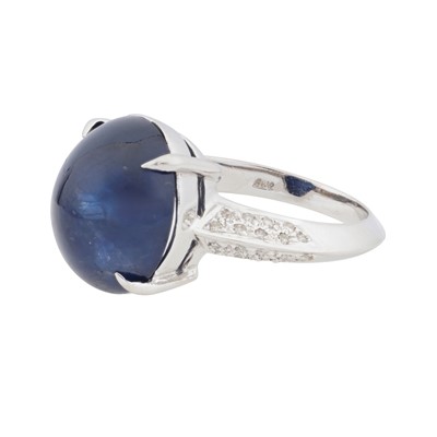Lot 57 - A sapphire and diamond ring