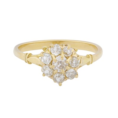 Lot 177 - A diamond cluster ring