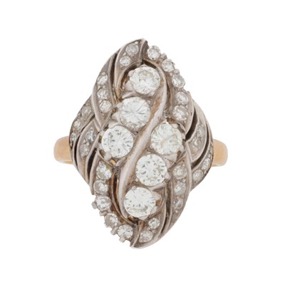 Lot 324 - A diamond dress ring