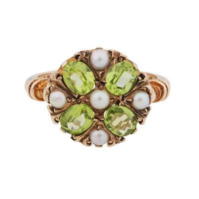 Lot 172 - A peridot and seed pearl ring