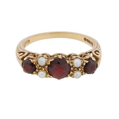 Lot 48 - A garnet and pearl ring