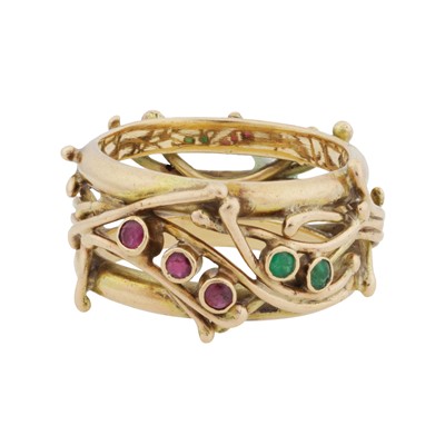Lot 224 - A ruby and emerald ring
