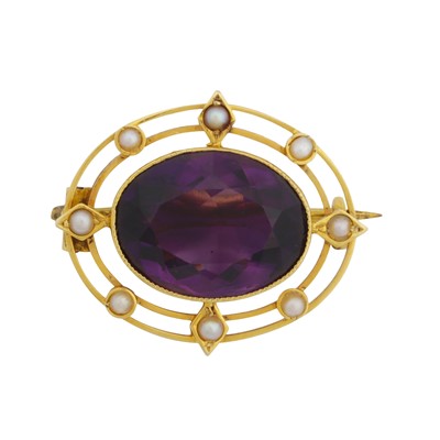 Lot 257 - An amethyst and seed pearl brooch